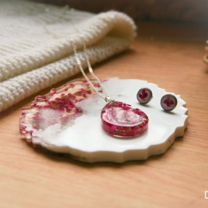 Okrągła podstawka na biżuterię z żywicy z wrzoścem