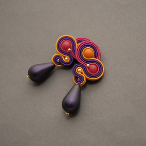 kolorowe kolczyki lub klipsy sutasz