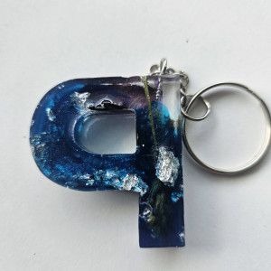 Brelok literka P niebieska ze srebrem i płatkami kwiatów lawendą