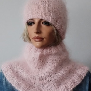 Moherowy komplet czapka  i komin w jasnym różu.