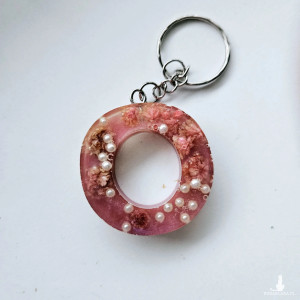 Brelok literka O ŕóżowa z gipsówką i perłami