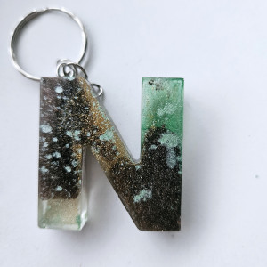 Brelok literka N zielona z brązem