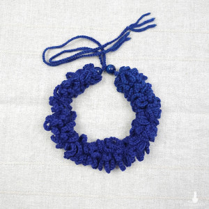 5912 granatowy naszyjnik z włóczki