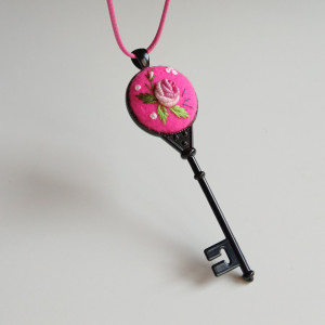 Ręcznie haftowany wisior  HARRY