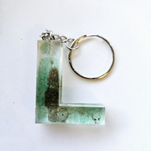 Brelok literka L zielona z brązem