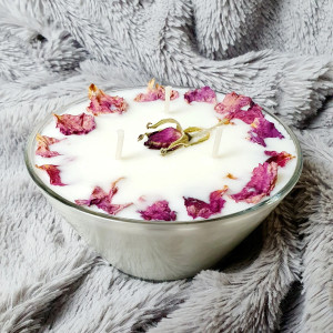 Romantyczna świeca sojowa o zapachu limonki dekorowana suszoną różą, świeczka sojowa 100%