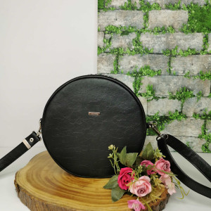 Czarna okrągła torebka damska listonoszka okrąglak ekoskóra