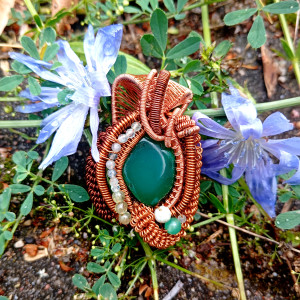 Zawieszka z zielonym onyksem i innymi kamieniami naturalnymi