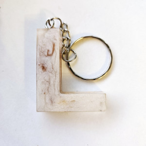 Brelok literka L  pudrowa z bielą złotem i roślinami