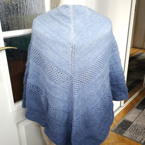 duża, ażurowa, cieniowana chusta; niebieska, granatowa, moherowa chusta