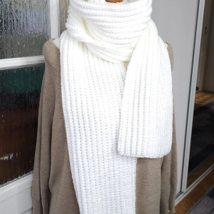 ciepły, mięciutki, biały szalik;