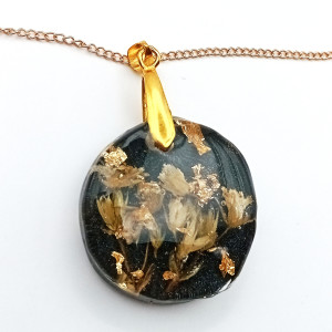 Wisiorek z żywicy z suszonymi kwiatuszkami