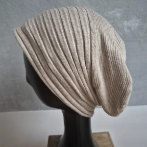 Czapka  beżowa  uniwersalna