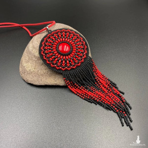 MEDALION Z FRĘDZLAMI - czarny, czerwony #868