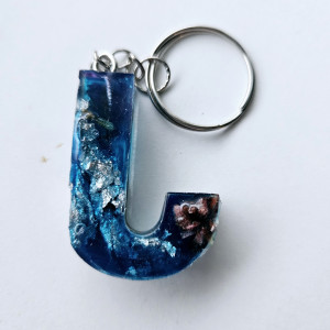 Brelok literka J niebieska ze srebrem i płatkami kwiatów niezapominajka