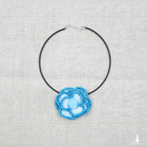 5875 szydełkowy kwiatek; naszyjnik; niebieski naszyjnik