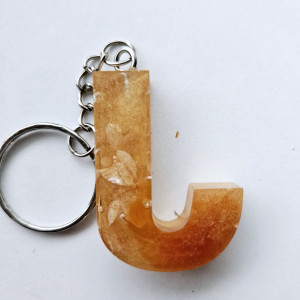 Brelok literka J bursztynowa z płatkami hortensji