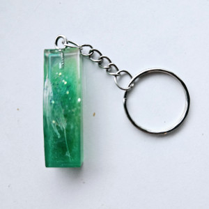 Brelok literka I zielona z brokatem i owsem