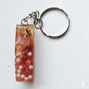 Brelok literka I ŕóżowa z gipsówką i perłami