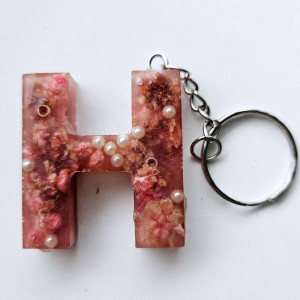 Brelok literka H ŕóżowa z gipsówką i perłami
