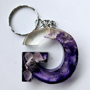 Brelok literka G galaxy fioletowa z bielą i hortensją