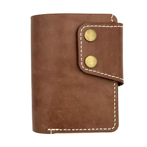 Brązowy portfel ręcznie uszyty beżową nitką.