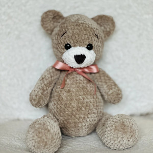 Miś  z  pięknej pluszowej włóczki ręcznie robiony na szydełku  w odcieniach beżu