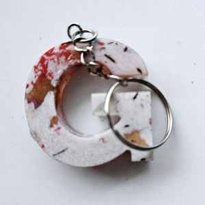 Brelok literka G przezroczysta z kredkami obierkami