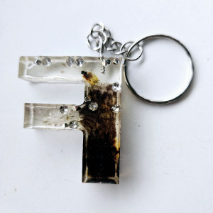 Brelok literka F z żywicy czarny z diamencikami coca cola