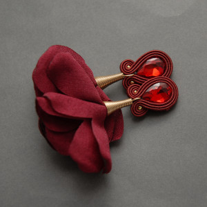 bordowe kolczyki lub klipsy sutasz z kwiatkami