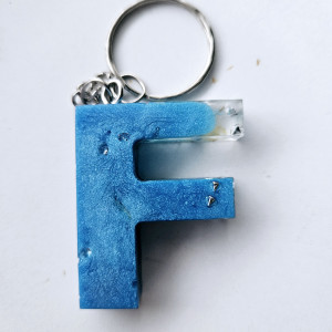 Brelok literka F z żywicy niebieska z płatkami tulipana i stokrotki