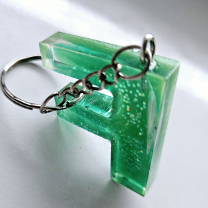 Brelok literka F zielona z brokatem i owsem