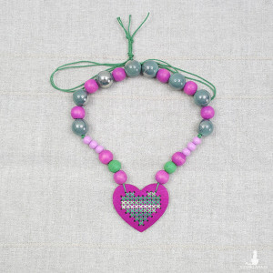 5606 długi, haftowany naszyjnik