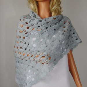 Trójkątna chusta w szarości