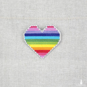 6237 haftowana broszka, przypinka; kolorowa, tęczowa; serce