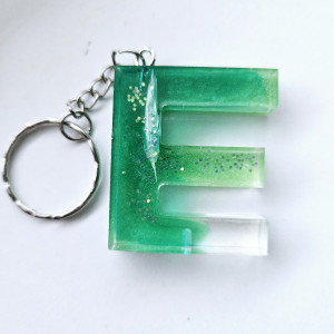 Brelok literka E zielona z brokatem i owsem