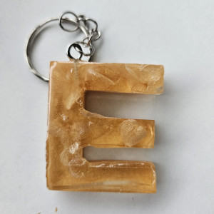 Brelok literka E bursztynowa z płatkami hortensji