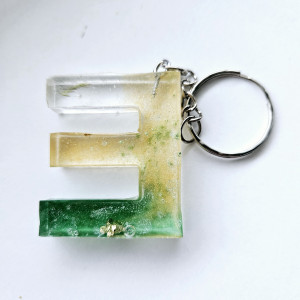 Brelok literka E zielona z brązem złotem