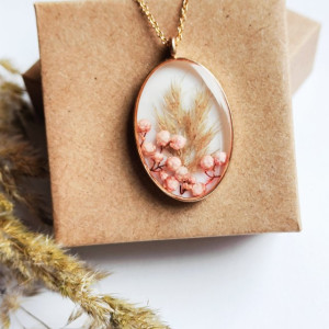 Wisiorek z żywicy z suszonymi kwiatami