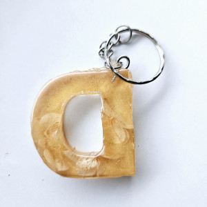 Brelok literka D bursztynowa z płatkami hortensji