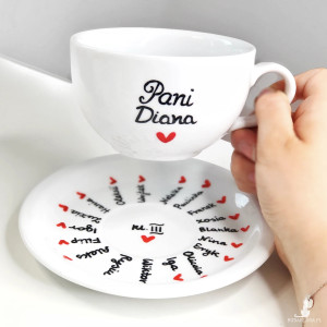 ręcznie robiona filiżanka na prezent dla nauczyciela wychowawcy na zakończenie roku dzień nauczyciela ze spodkiem i imionami dzieci