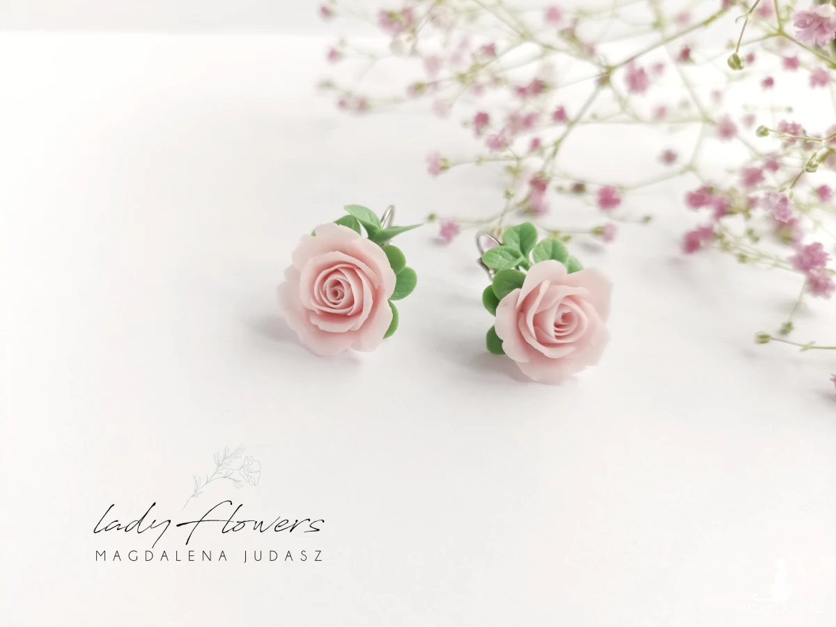 Kolczyki z pastelowymi różami