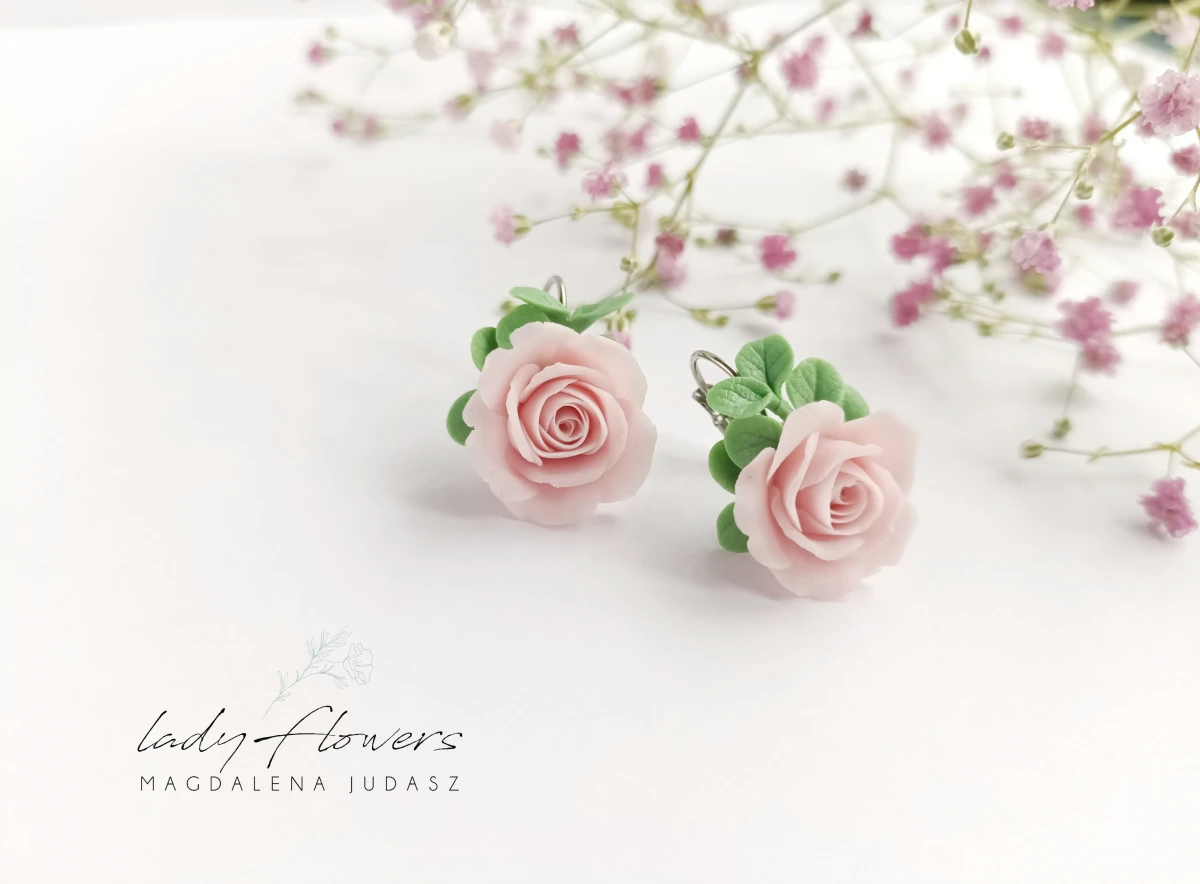 Kolczyki z pastelowymi różami