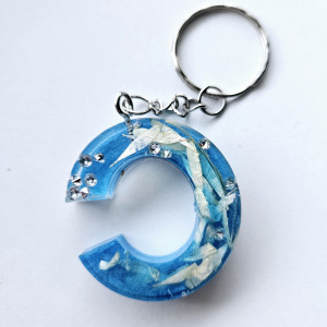 Brelok literka C z żywicy niebieska z płatkami tulipana i stokrotki