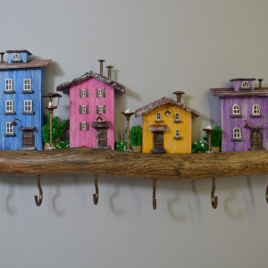 Drewniany wieszak na klucze wielobarwne domki na gałęzi. 6 haków.