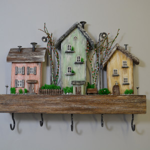Drewniany wieszk do kluczy z kolorowymi domkami na półce, 5 haczyków