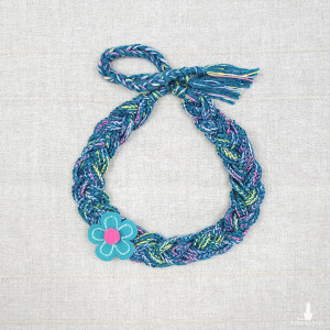 6526 kolorowy naszyjnik - warkocz z kwiatkiem