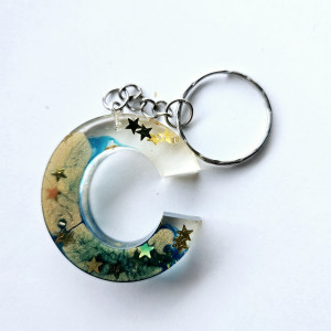 Brelok literka C galaxy niebieska ze złotem i gwiazdami