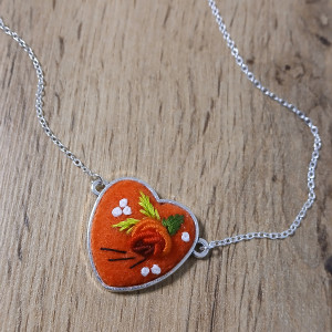 Ręcznie haftowany wisior  DANIELA