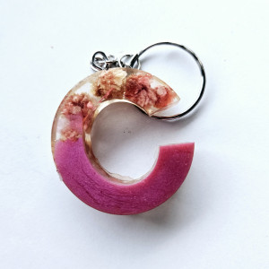 Brelok literka C ŕóżowa z gipsówką i perłami